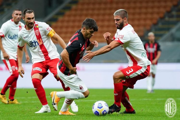 Brahim Diaz (tengah) saat membela AC Milan melawan Monza dalam sebuah pertandingan persahabatan, Ahad (6/9/2020). (MILAN.IT/SOCCERWAY)